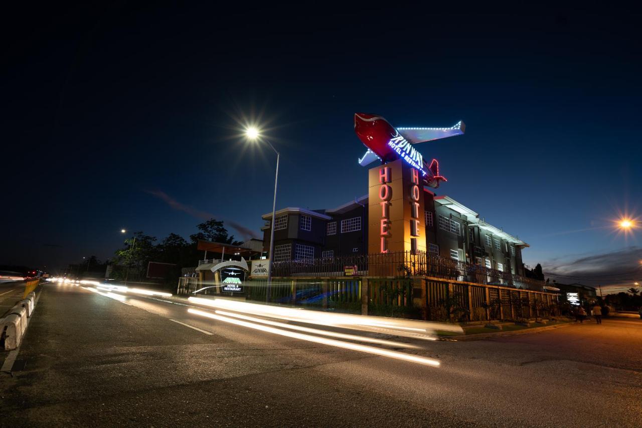 Runway Hotel Piarco ภายนอก รูปภาพ